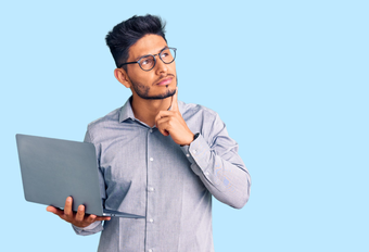 Homem pensativo segundo um notebook