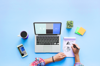 Diversas ferramentas: notebook, celular e caderno para anotações