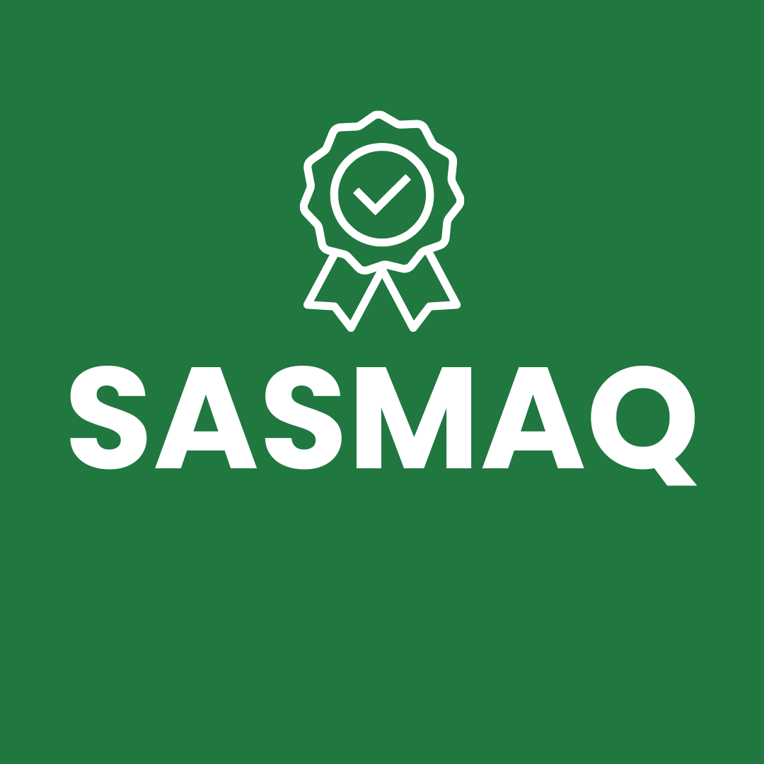 Um logotipo para sasmaq com uma fita e uma marca de seleção em um fundo verde.