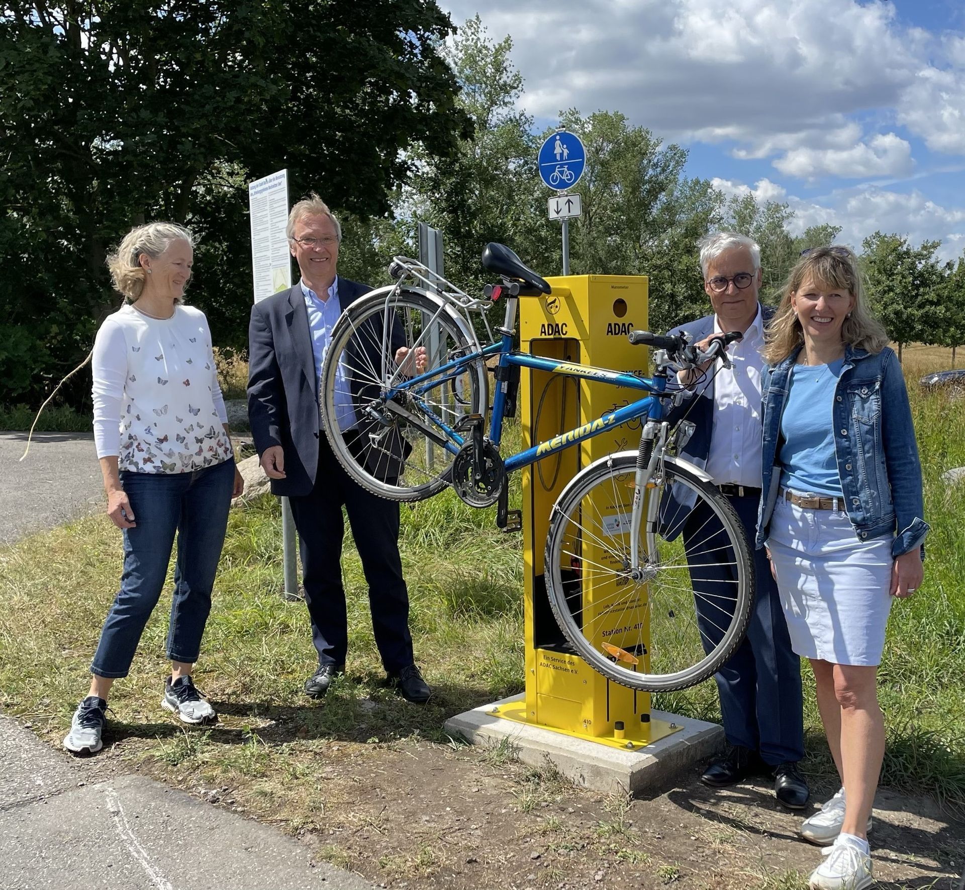Neue ADAC-Reparatursäule mit angehängtem Fahrrad, Vertreter vom Tourismusverband LEIPZIG REGION, ADAC Sachsen und der Stadt Borna weihen sie ein