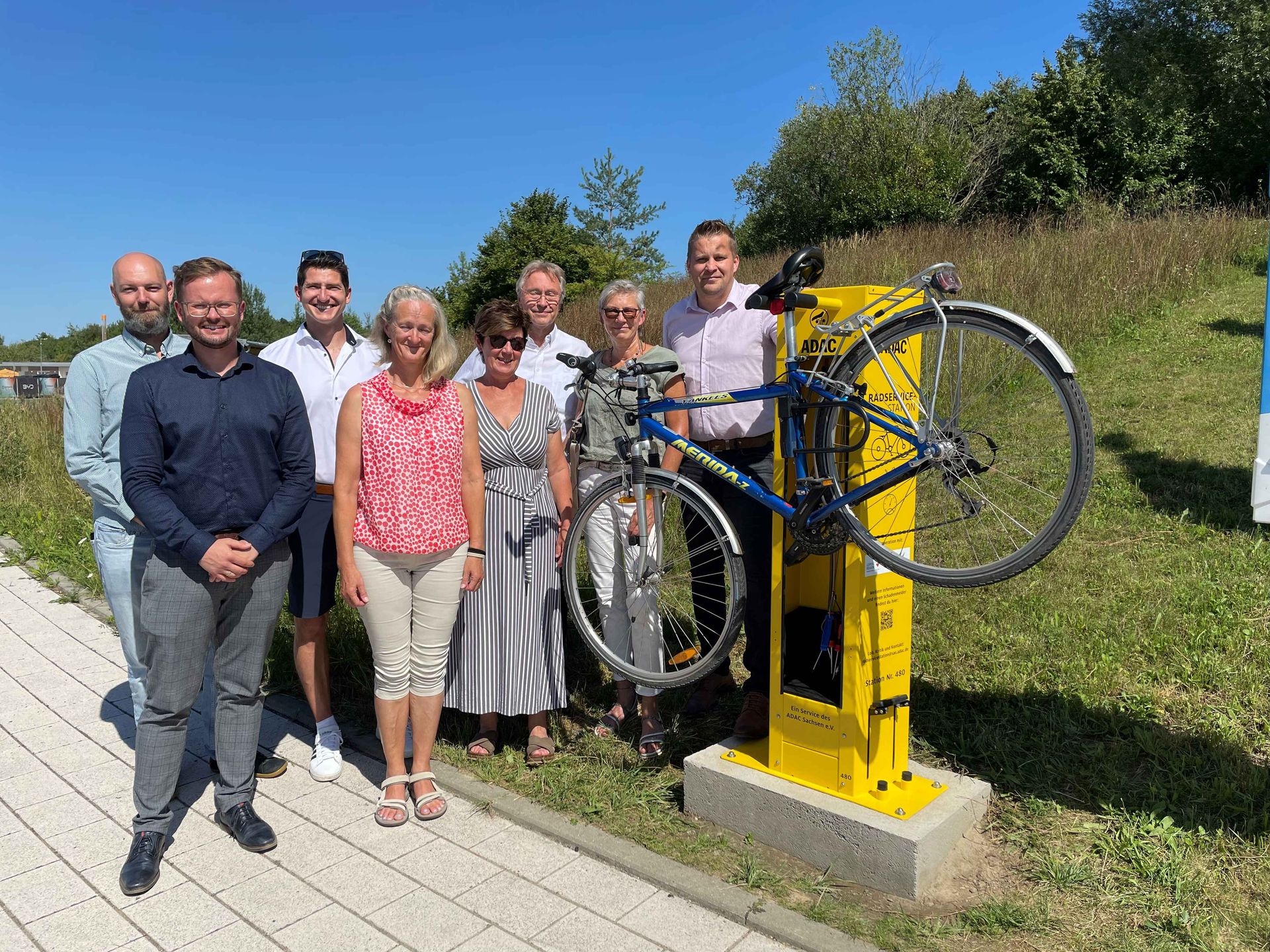Neue ADAC-Reparatursäule mit angehängtem Fahrrad, Vertreter vom Tourismusverband LEIPZIG REGION, ADAC Sachsen und der Stadt Borna weihen sie ein
