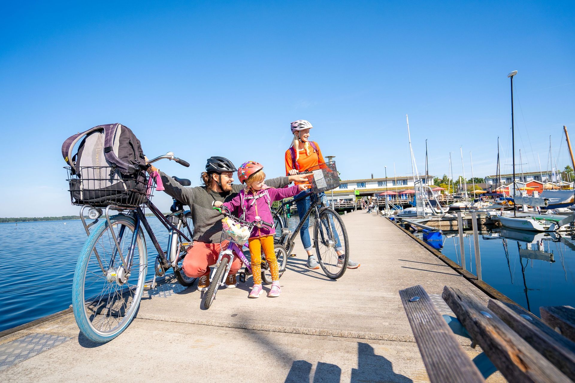 Familie mit Fahrrädern im Leipziger Neuseenland