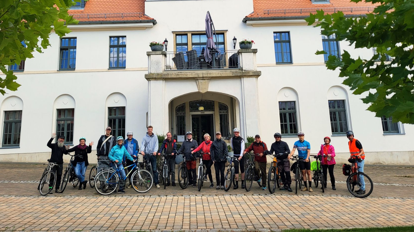 Wegewart:innen mit Fahrrad vorm Gut Börtewitz