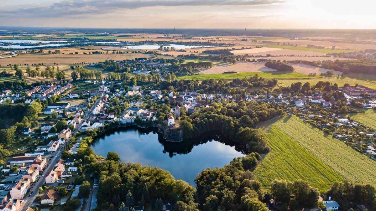 Blick aus der Luft auf den ehemaligen Steinbruch Beucha (in Herzform) mit der Wehrkirche