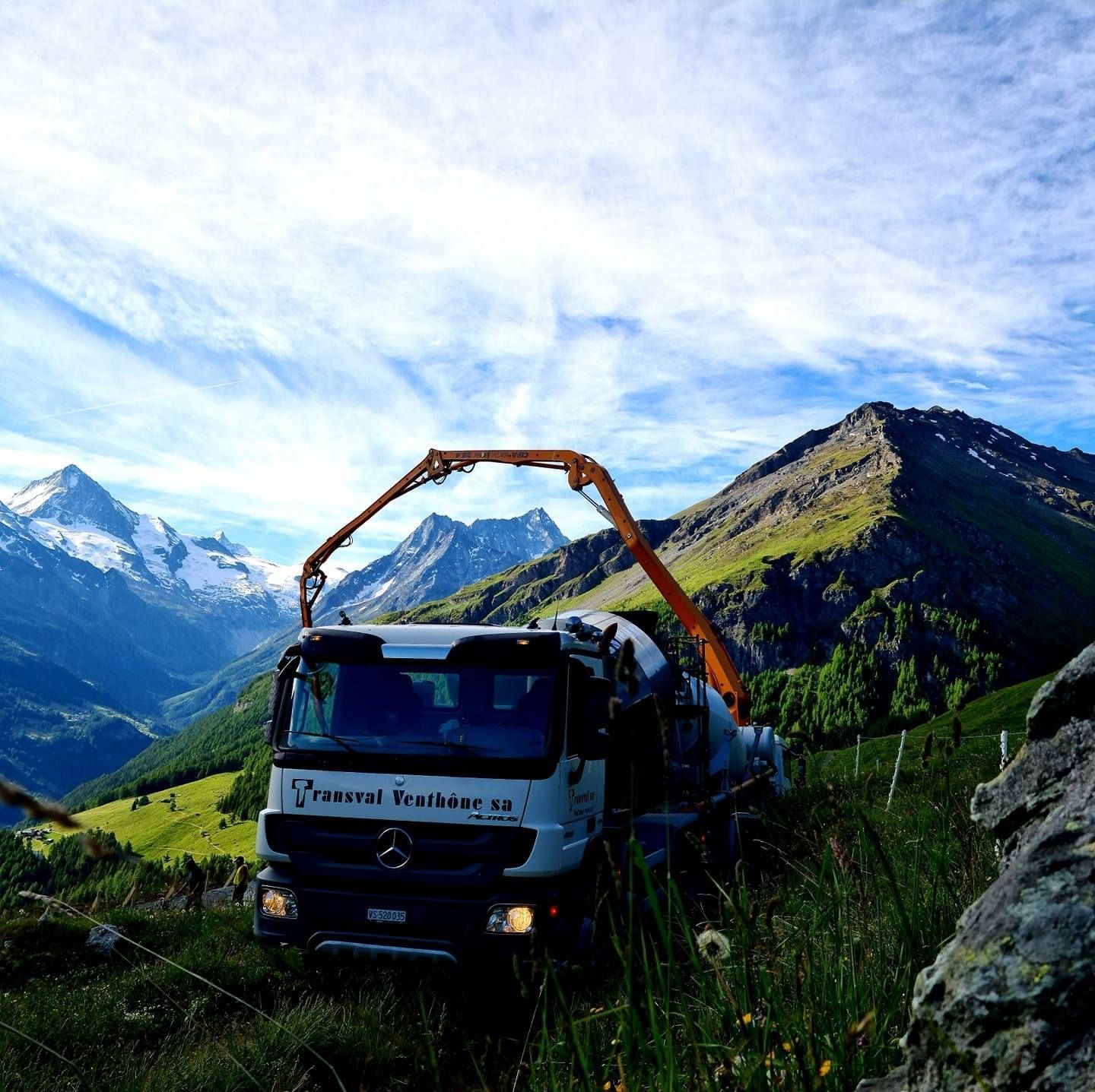 Un camion avec une grue dessus sur laquelle est écrit « vingt frères »