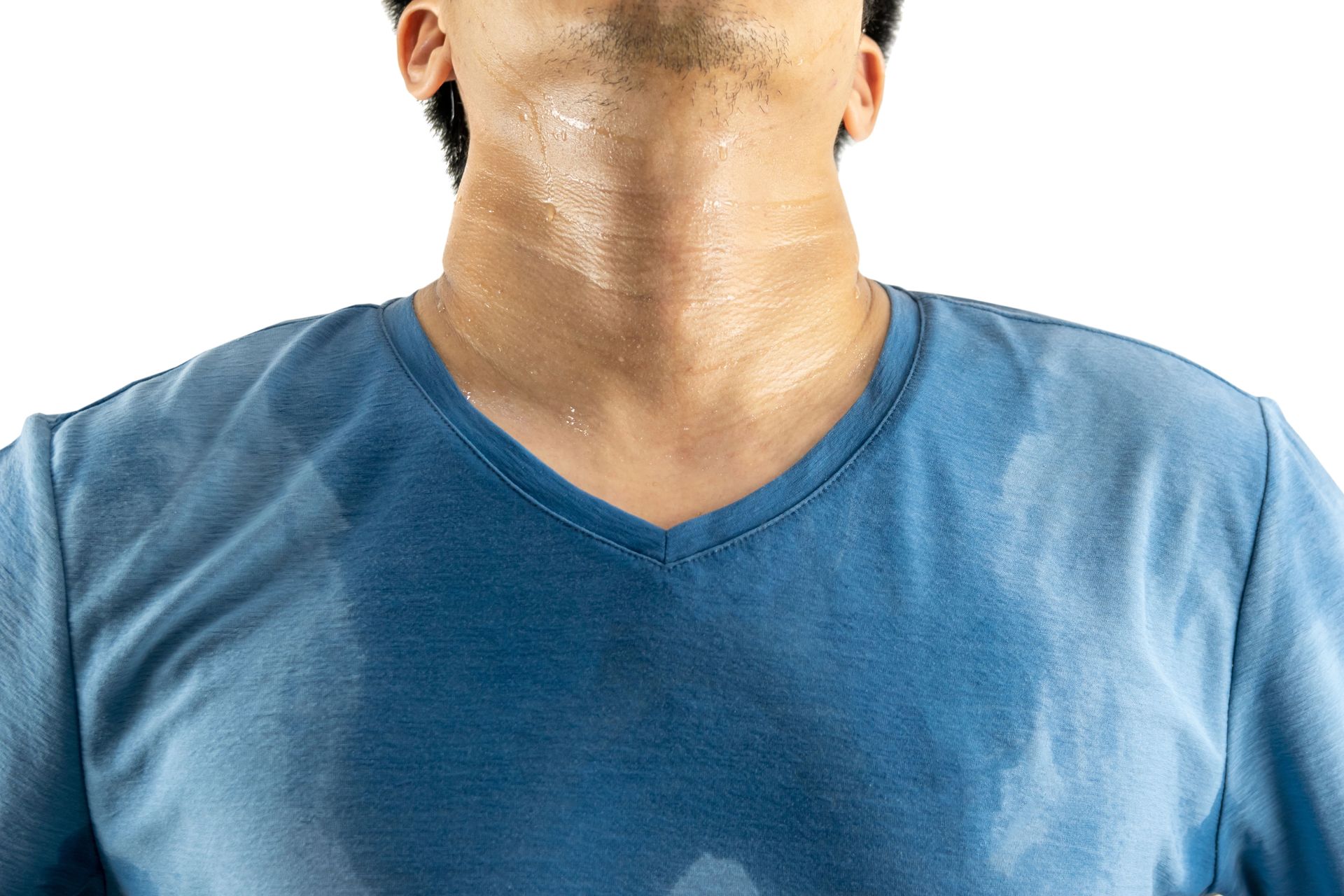 Homem de camisa azul, suando muito no pescoço e no peito.