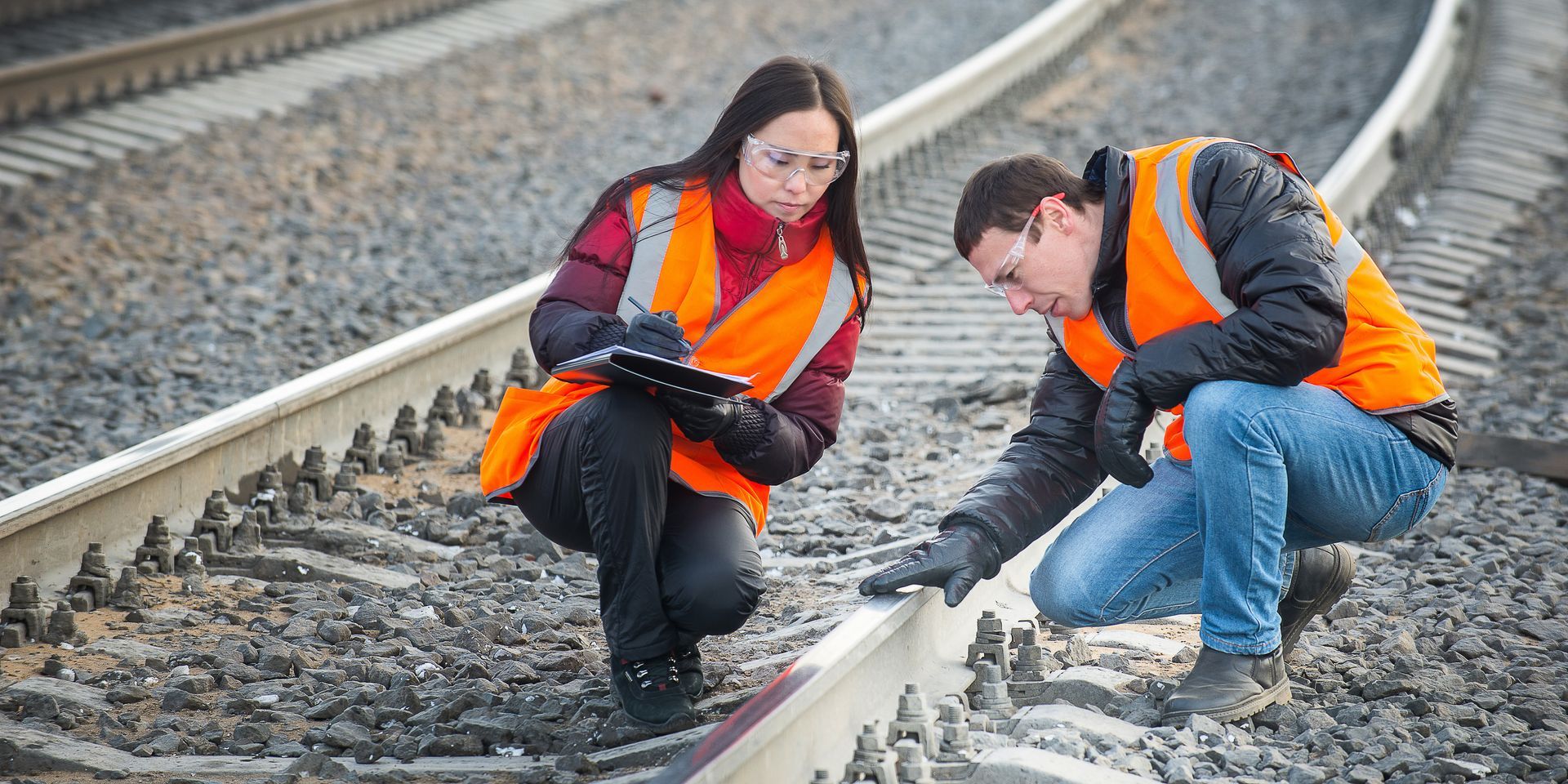 GPS limitations in railway safety compared to RFID-based train positioning system for accurate track