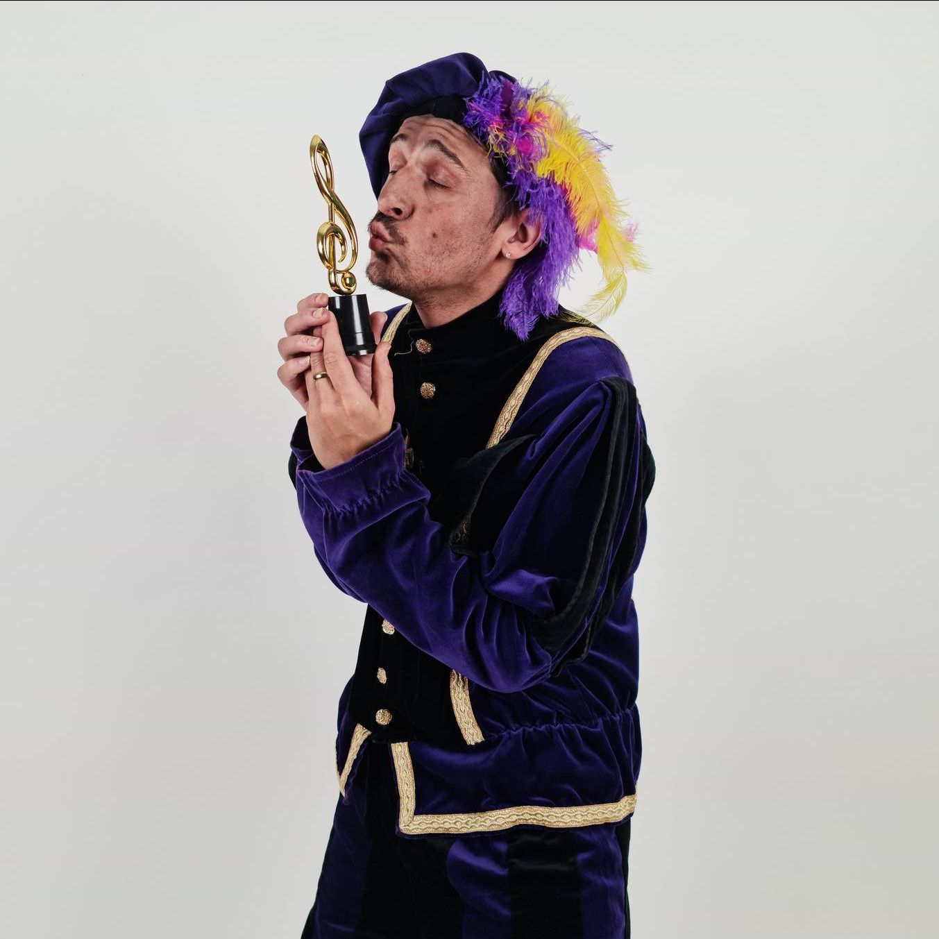Ðenis als Muziekpiet