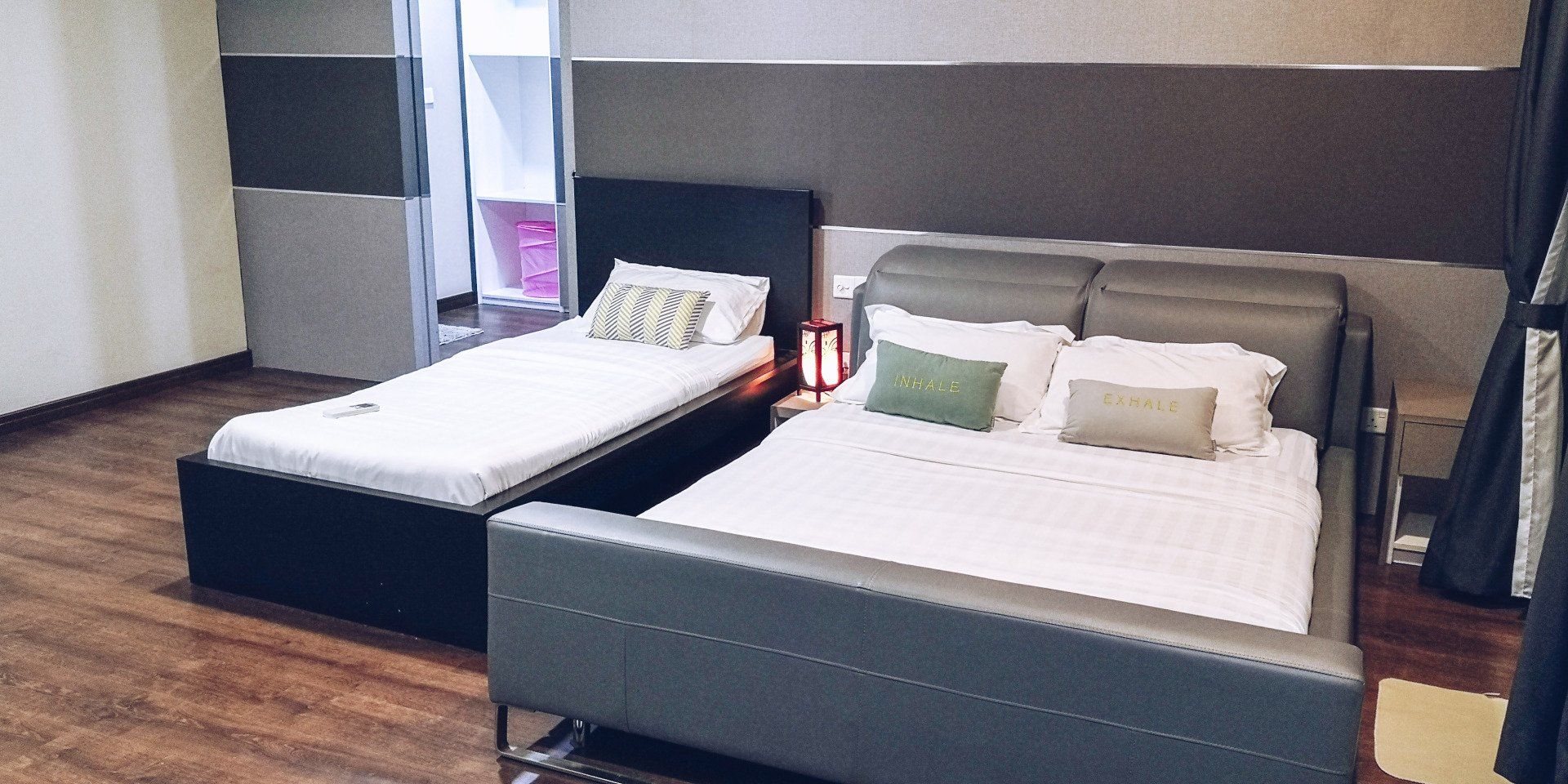 Two beds are sitting next to each other in a bedroom.