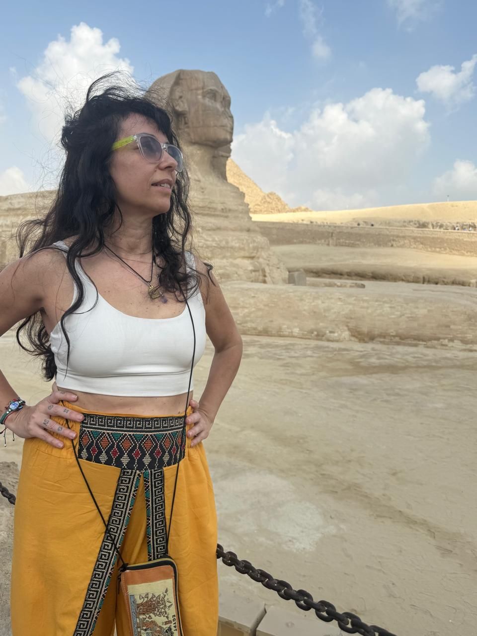 Luna creciente contra un cielo azul oscuro y estrellado.