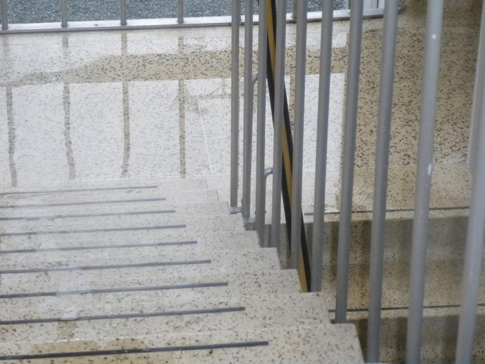 Un escalier avec une rampe en métal