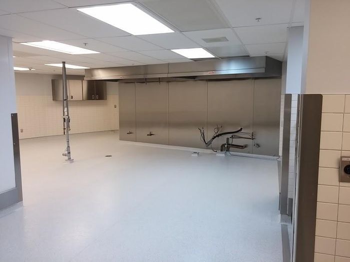 Une pièce vide avec une échelle suspendue au plafond