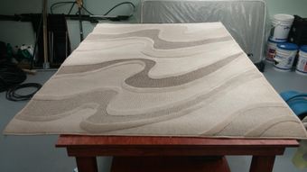 Une table en bois avec un tapis dessus