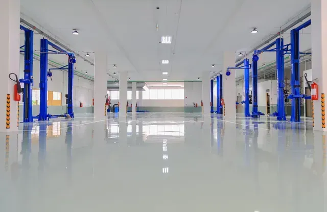 Un grand entrepôt vide avec beaucoup d'ascenseurs à l'intérieur.