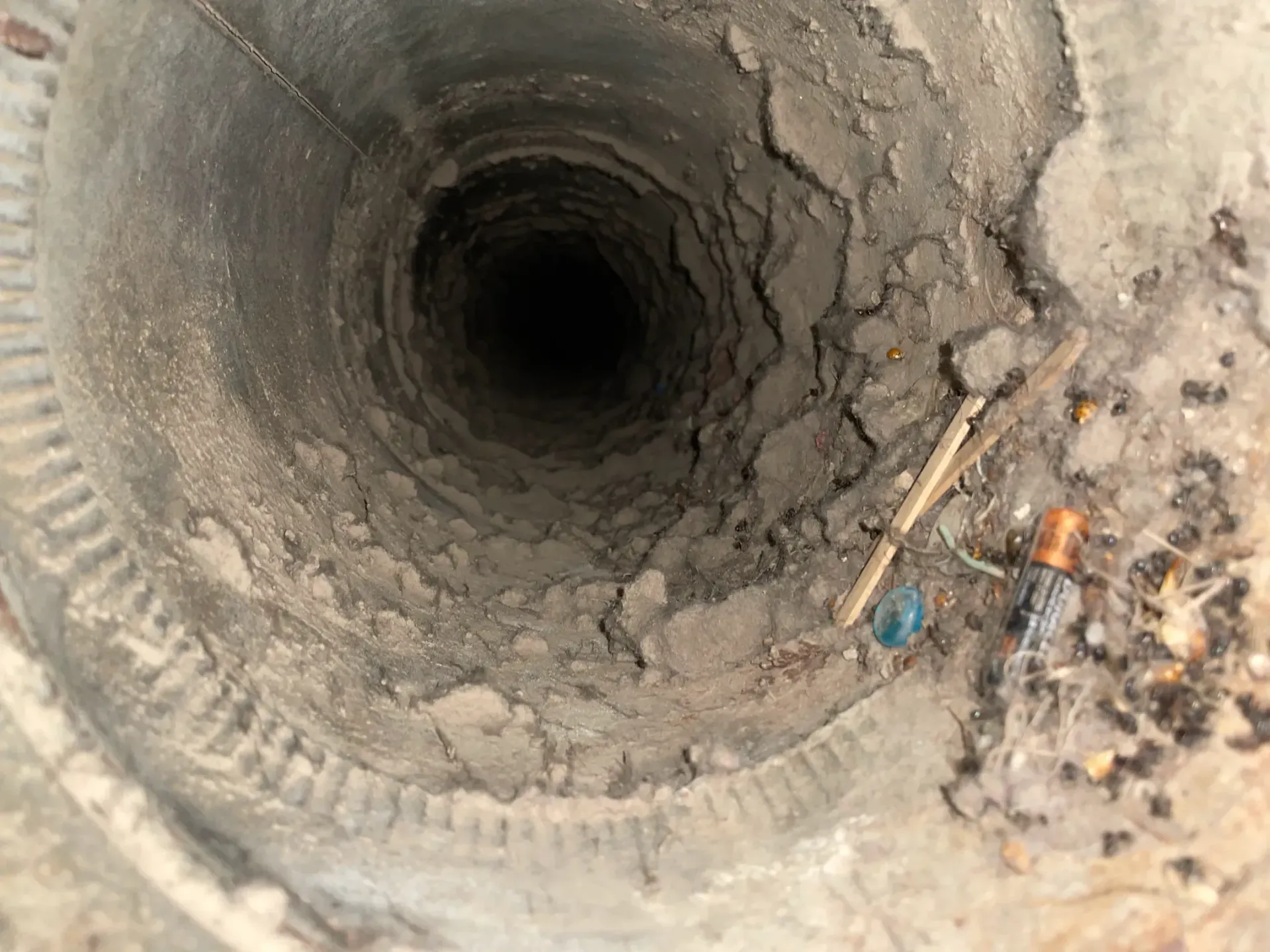 A close up of the inside of a hole in the ground.
