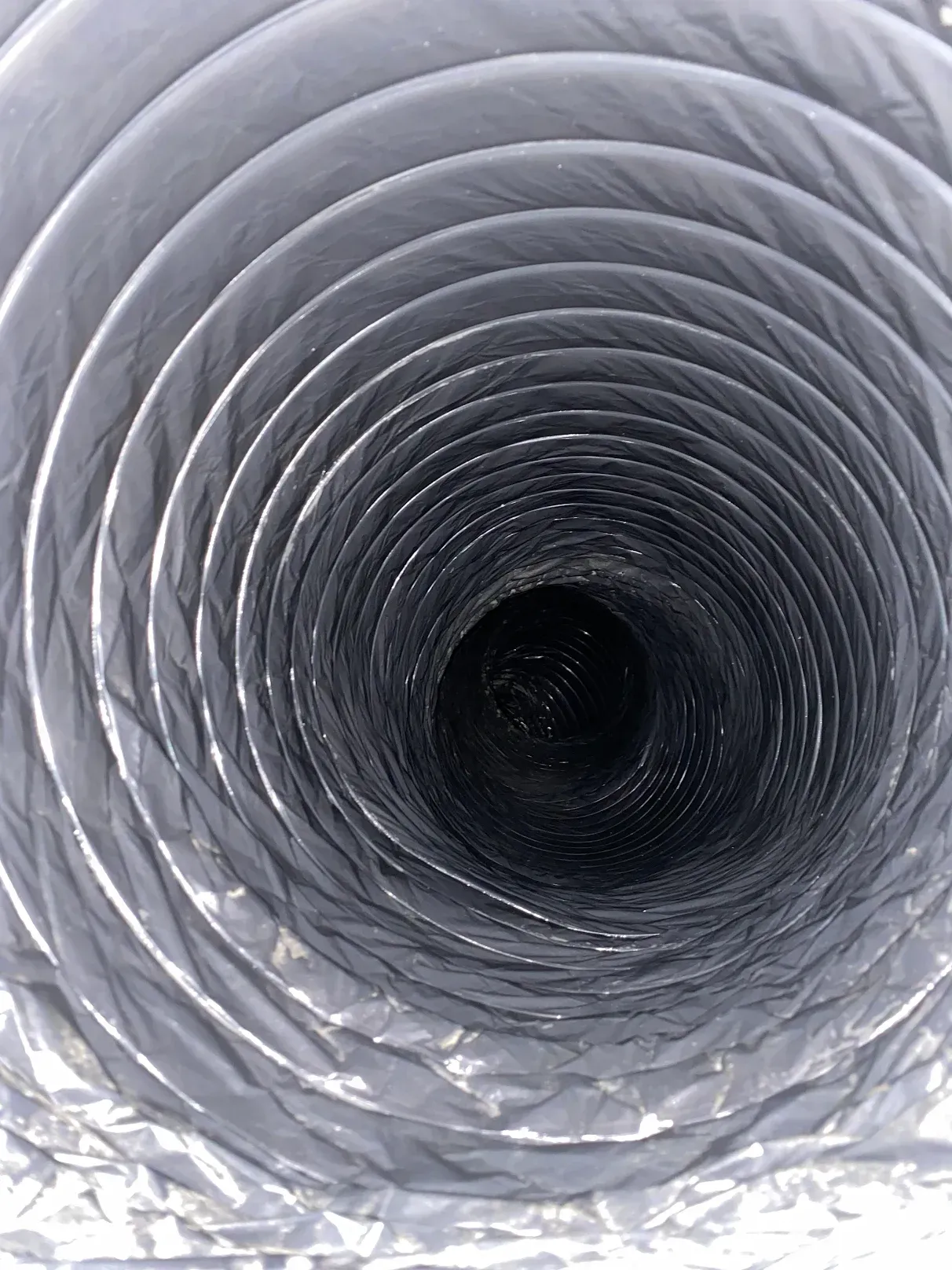 A close up of a duct with a hole in the middle.
