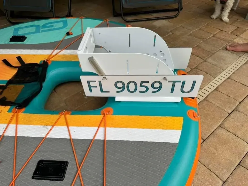 A paddle board with a license plate that says fl 9059 tu