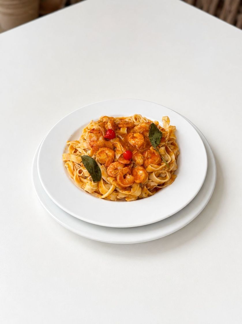 Uma mesa de bufê com uma variedade de comidas - Pousada Estrelamar Ferradura