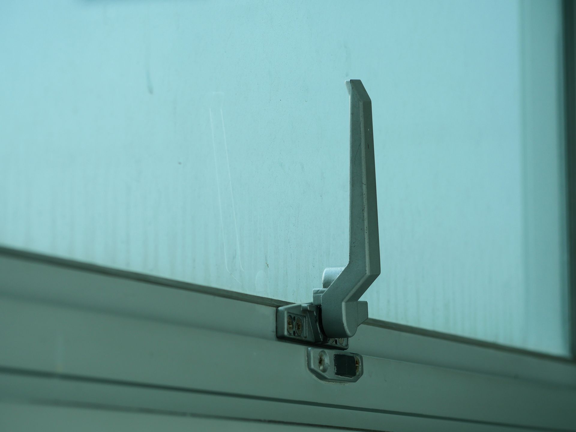 A close up of a window with a handle on it.