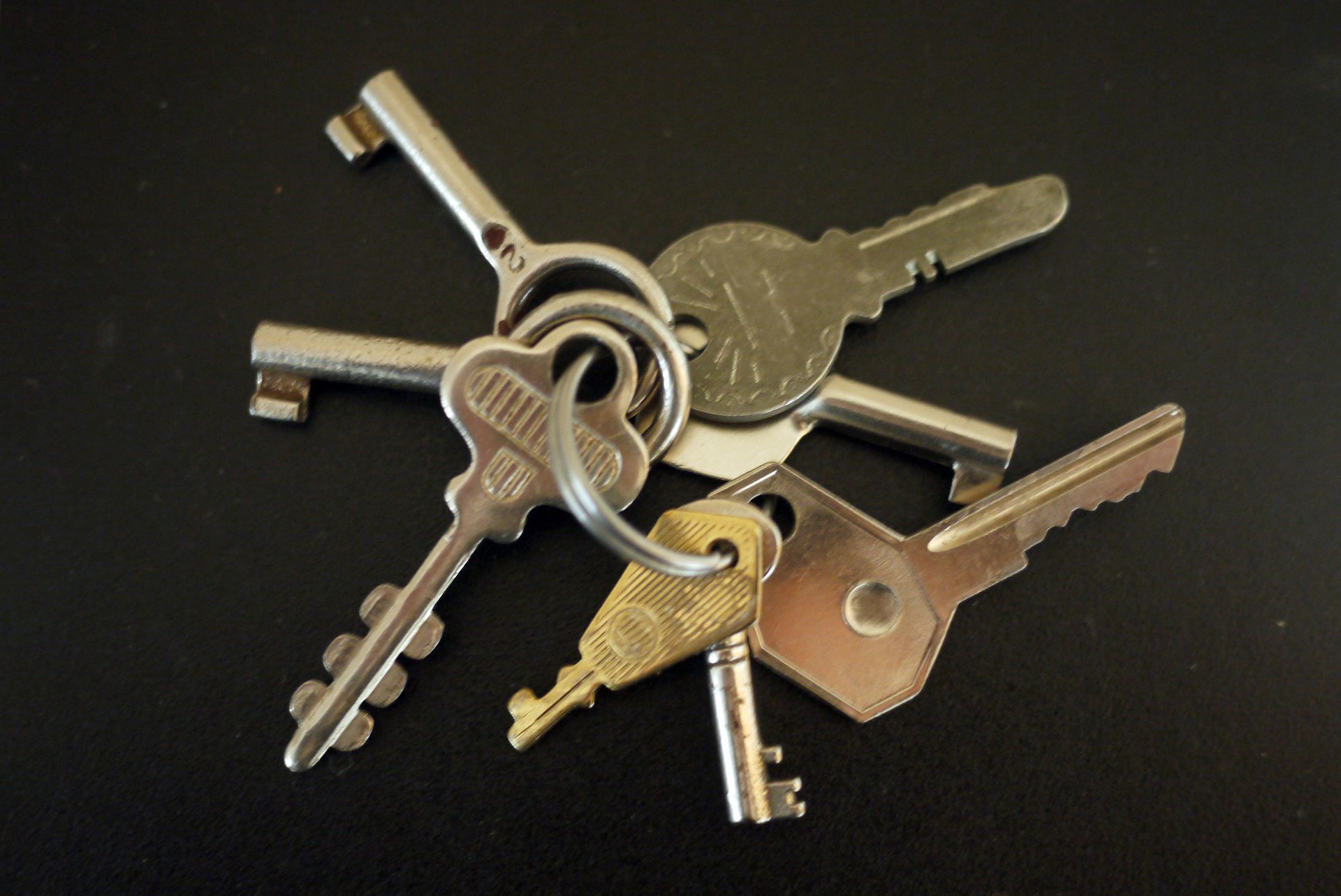 A bunch of keys are stacked on top of each other