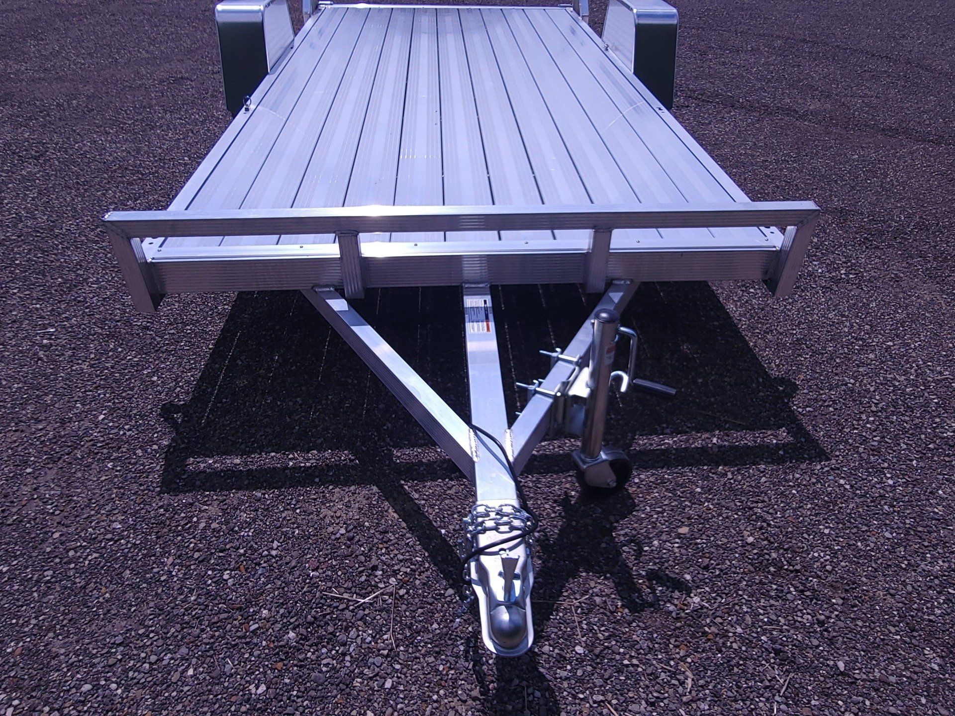 lightweight aluminum deck trailer with front rail