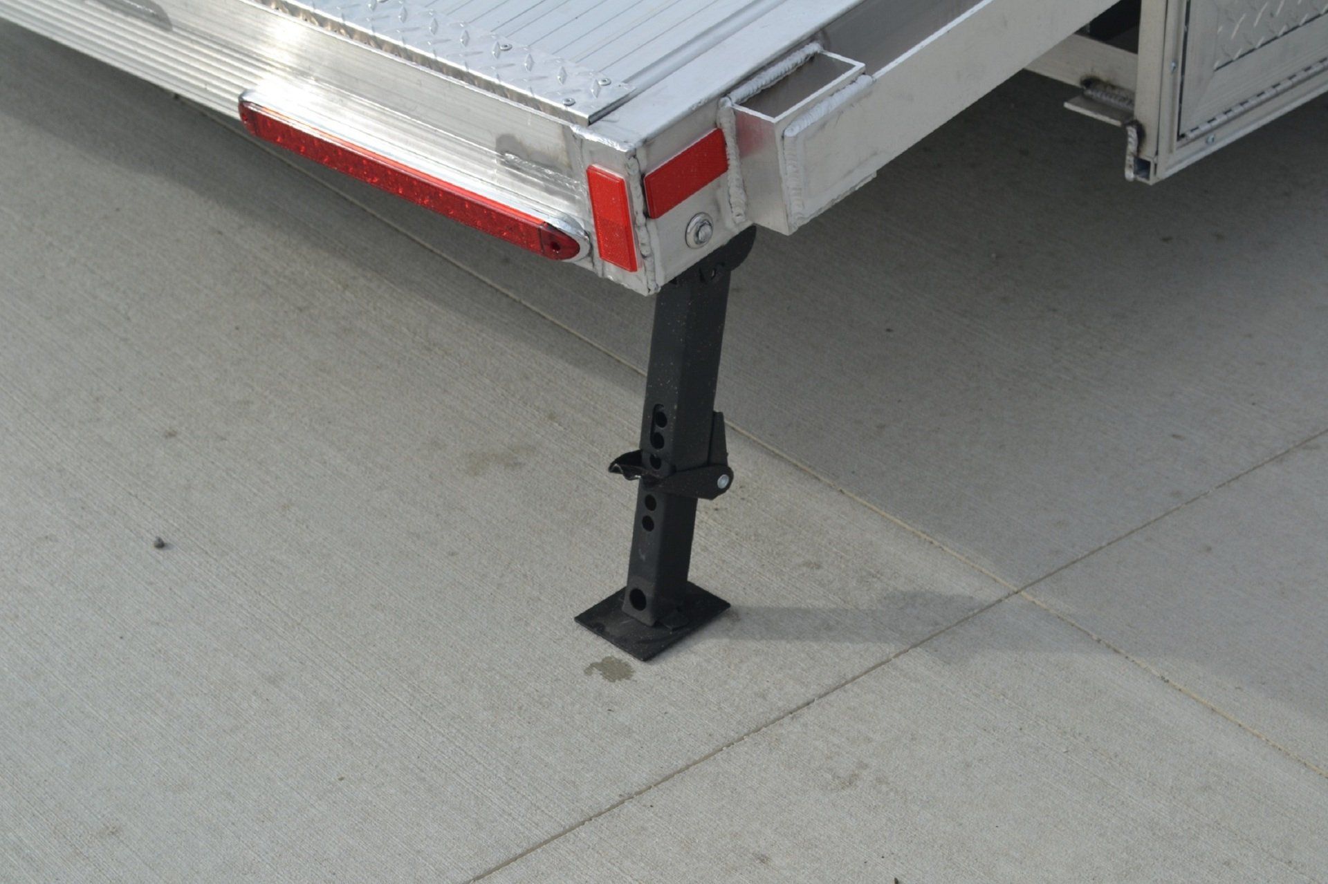 trailer with real stabilizer jacks