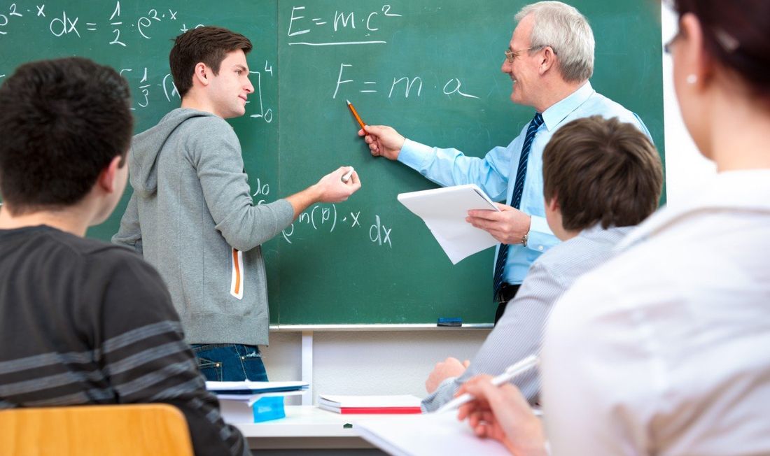 docente con studente alla lavagna