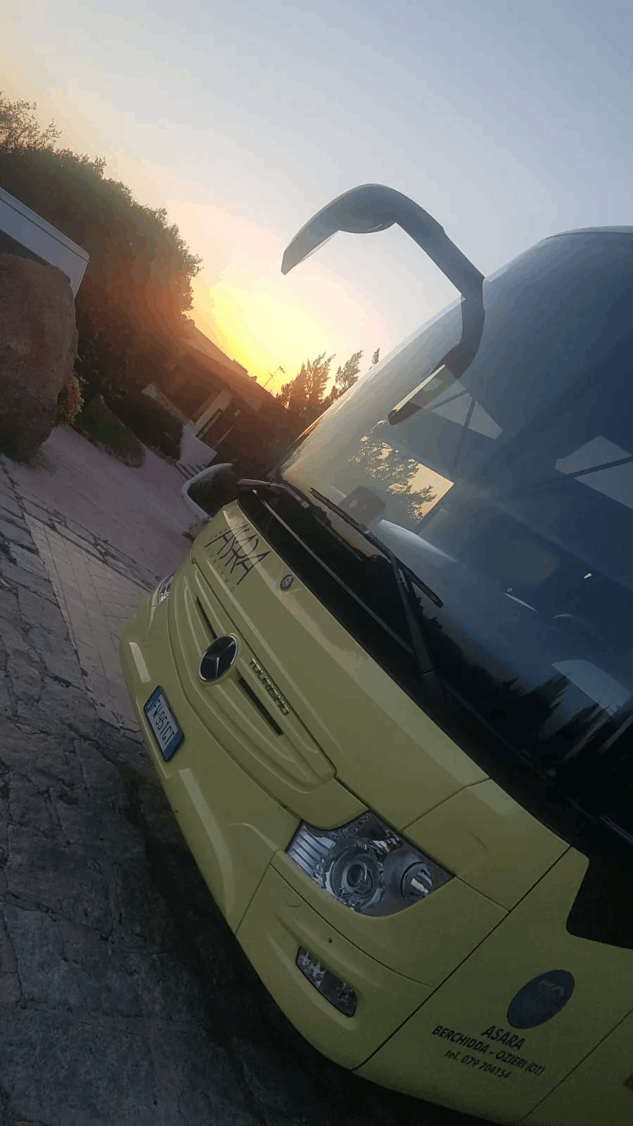 pullman giallo su strada