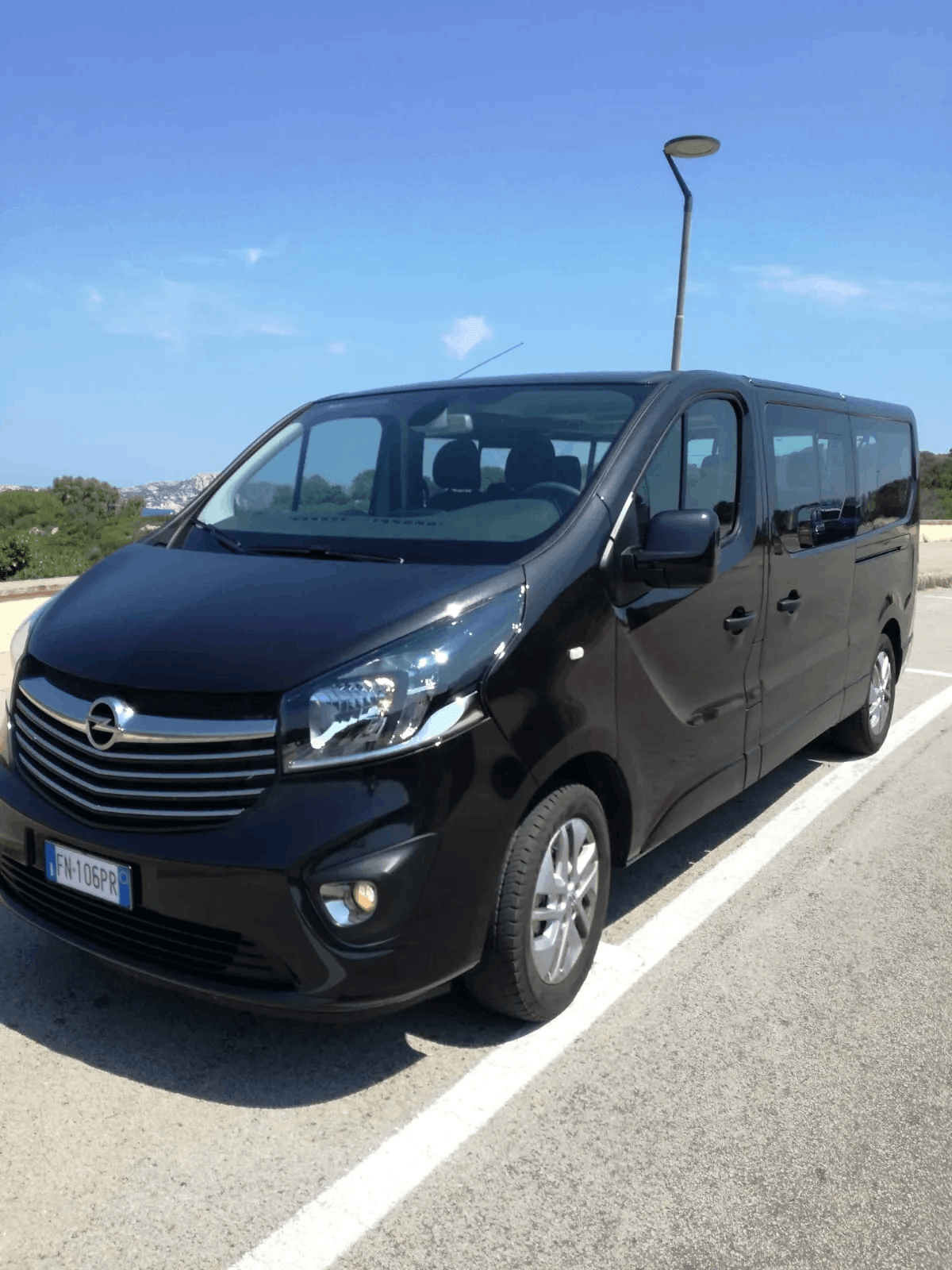 minivan nero a noleggio
