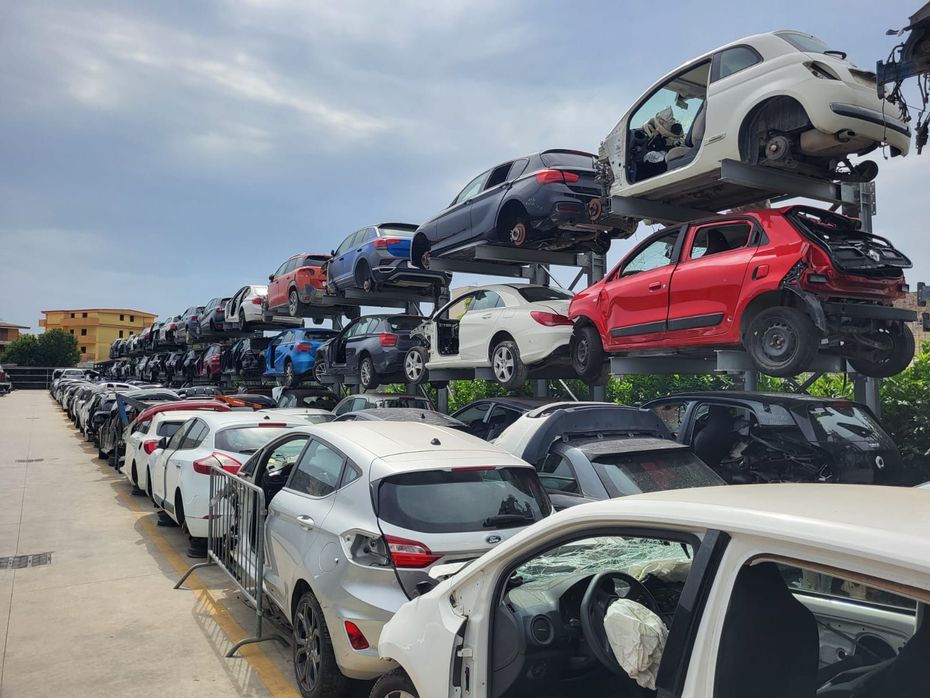 fila di macchine pronte per essere demolite