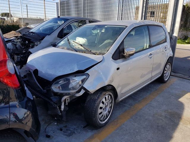 macchina grigia rotta