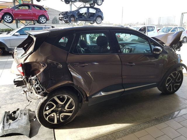 macchina grigia rotta