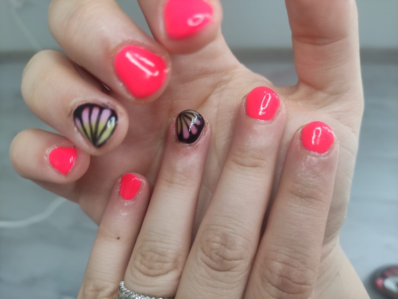 unghie rosa fluo