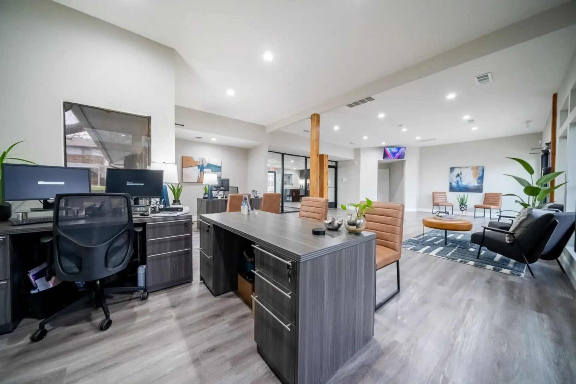 A large room with a lot of furniture and a desk.