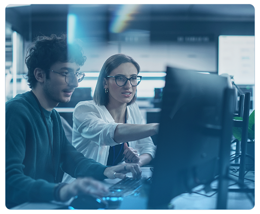 Colaboradores e-Core Um homem e uma mulher estão olhando para uma tela de computador.