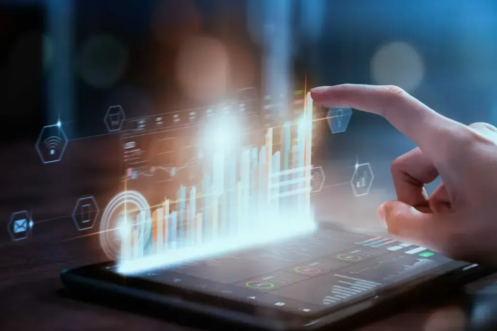Um homem e uma mulher estão olhando para um tablet em um escritório.