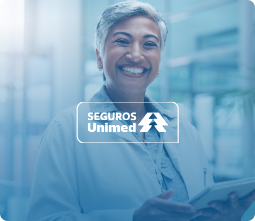 Uma mulher de jaleco sorri enquanto segura um tablet.