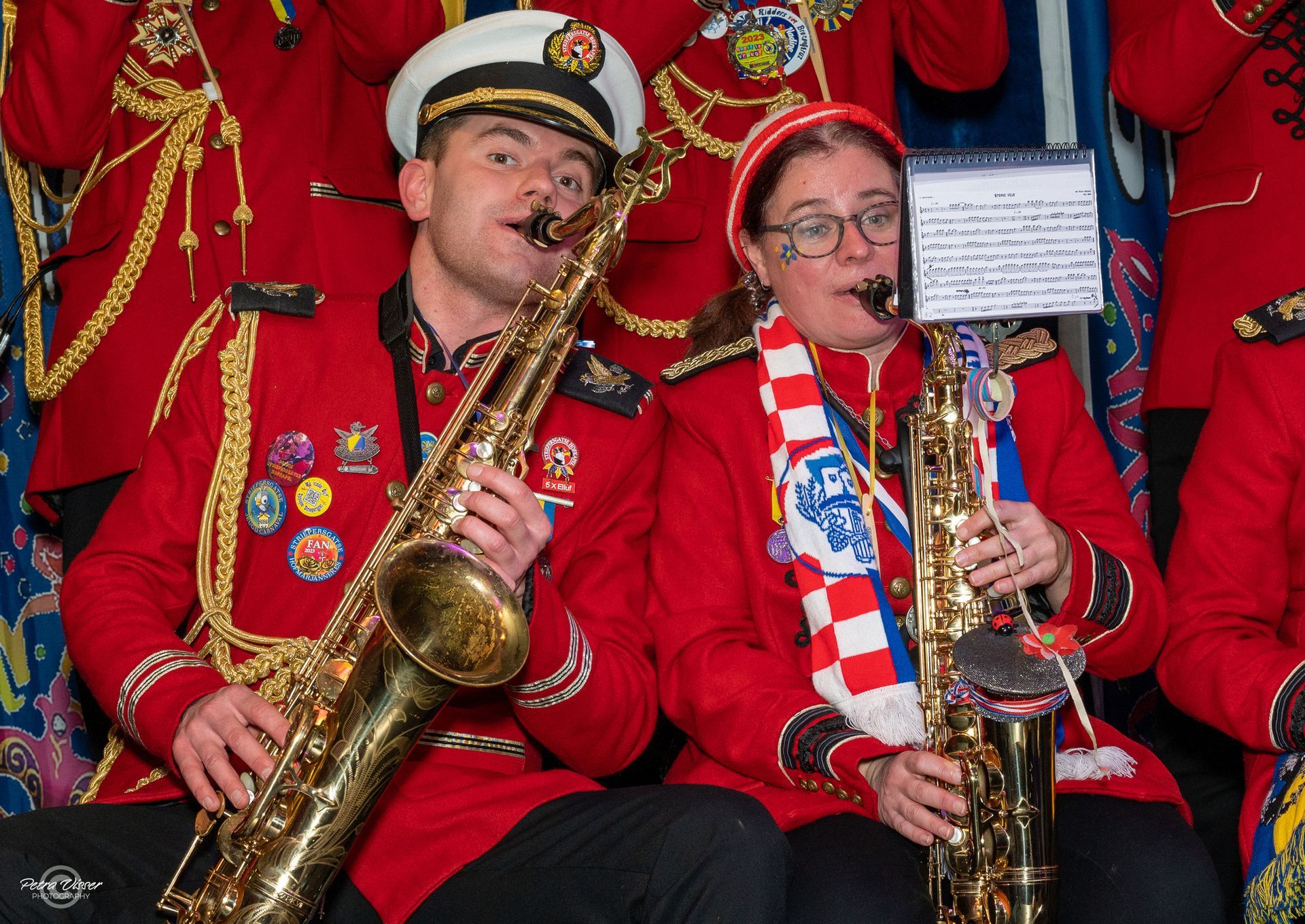 Een man en een vrouw spelen saxofoon in een band