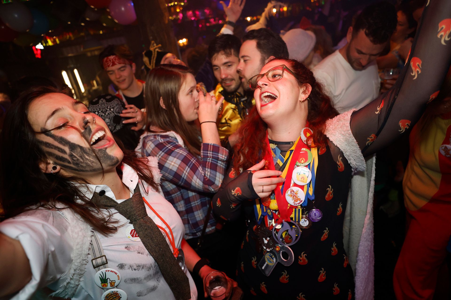 Een groep mensen is aan het dansen en heeft plezier op een feestje.