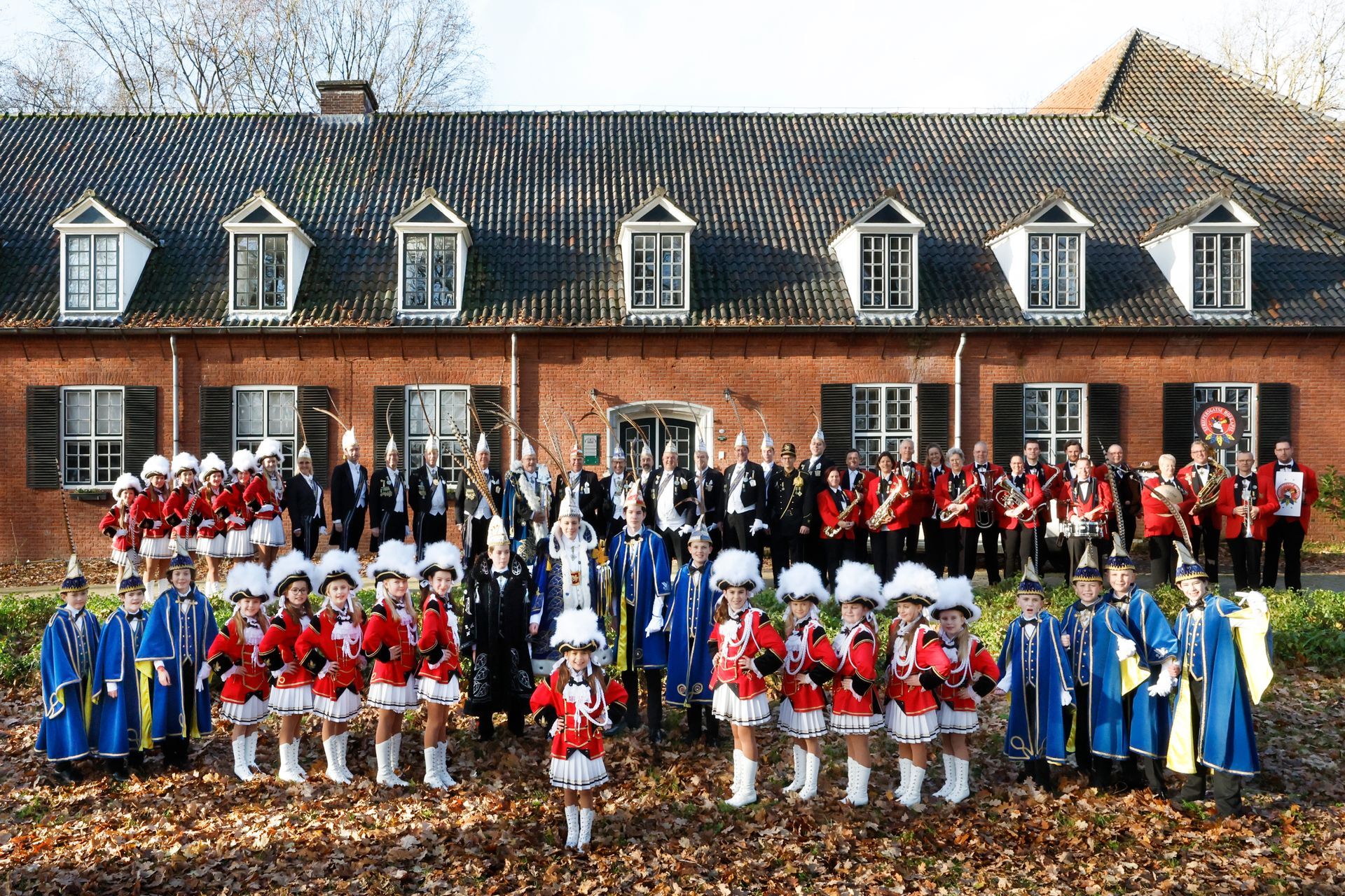 Een grote groep mensen die voor een gebouw staat