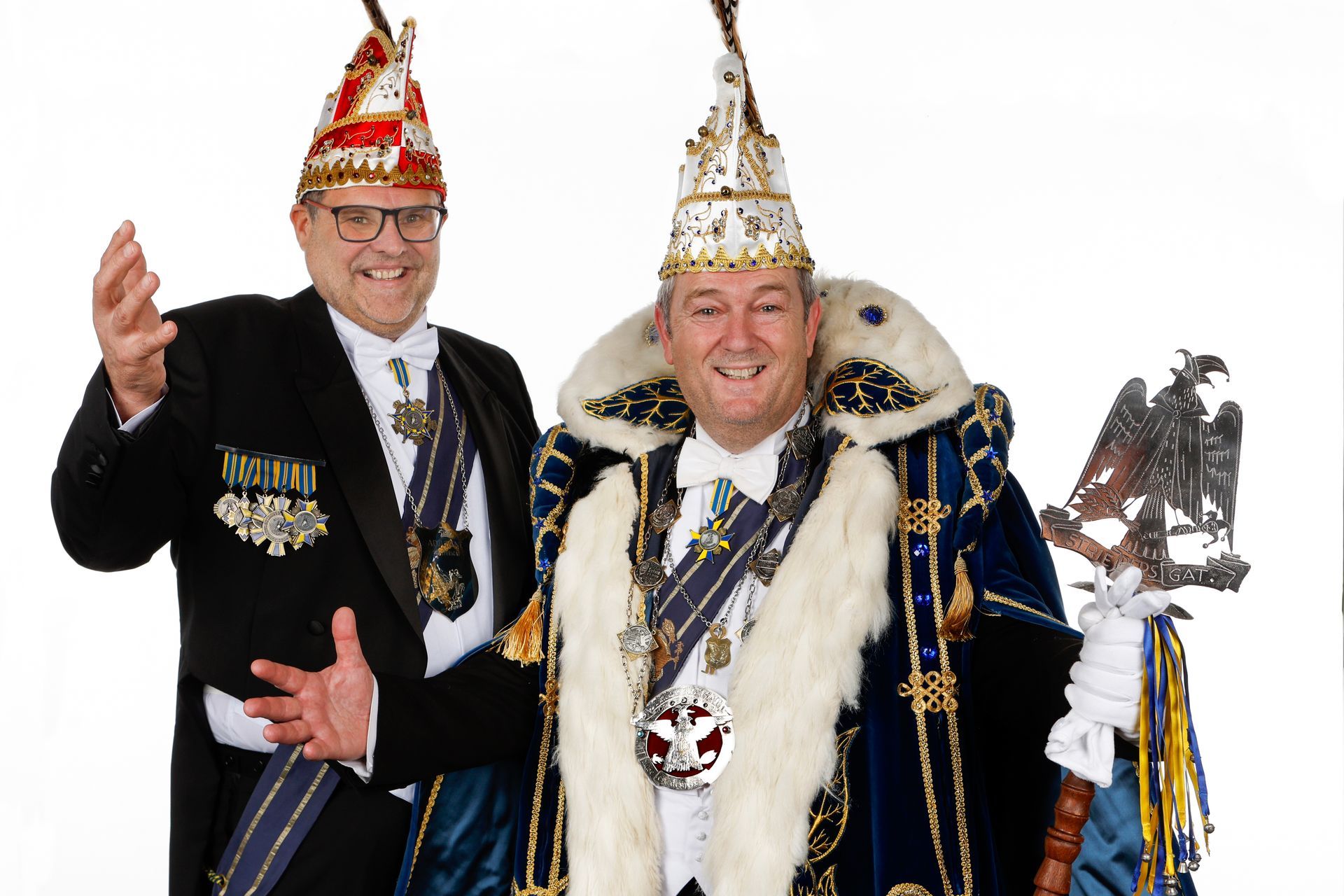 Twee mannen, gekleed in kostuums en hoeden, staan ​​naast elkaar.