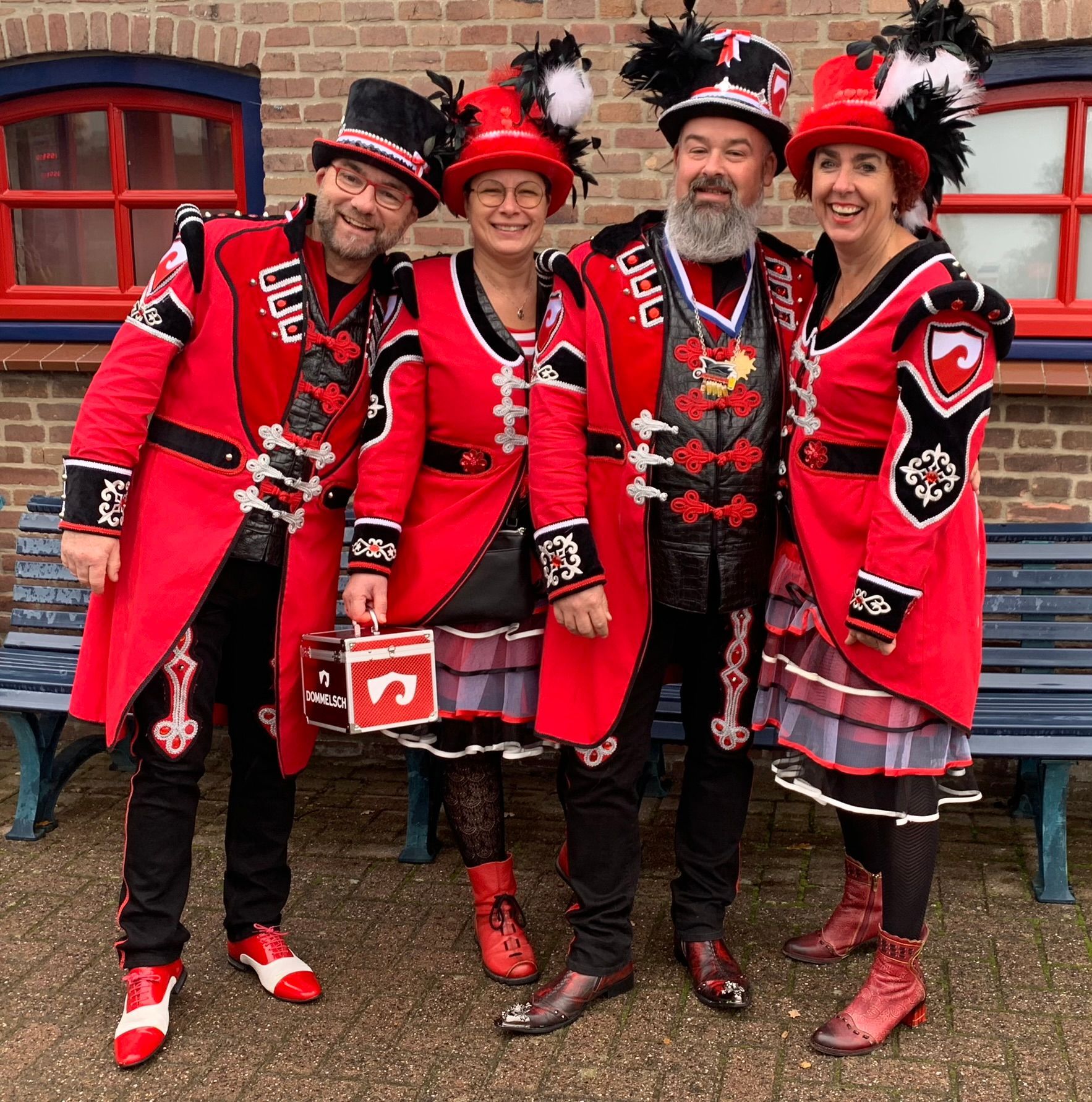 Een groep mensen in rode kostuums poseert voor een foto.