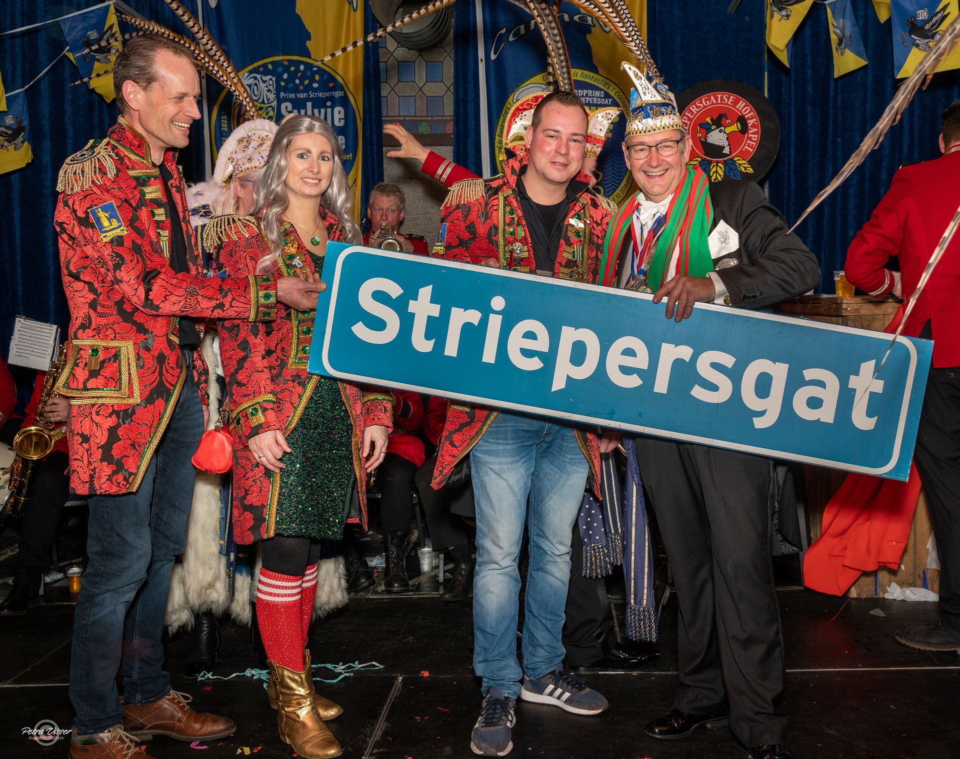 Een groep mensen die een bord vasthouden met de tekst 'stierepersgat'