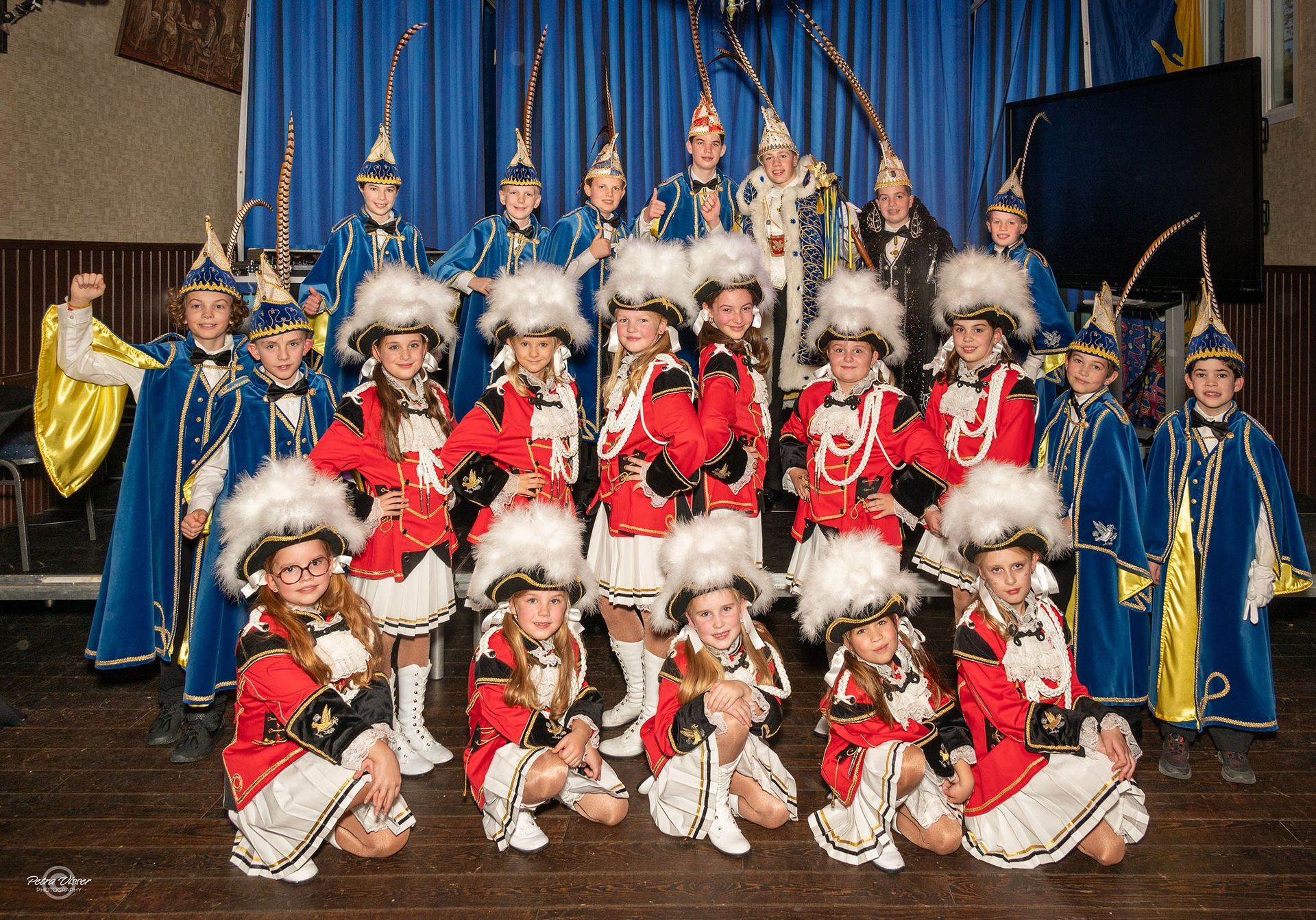 Een groep kinderen, gekleed in kostuums, poseert voor een foto.