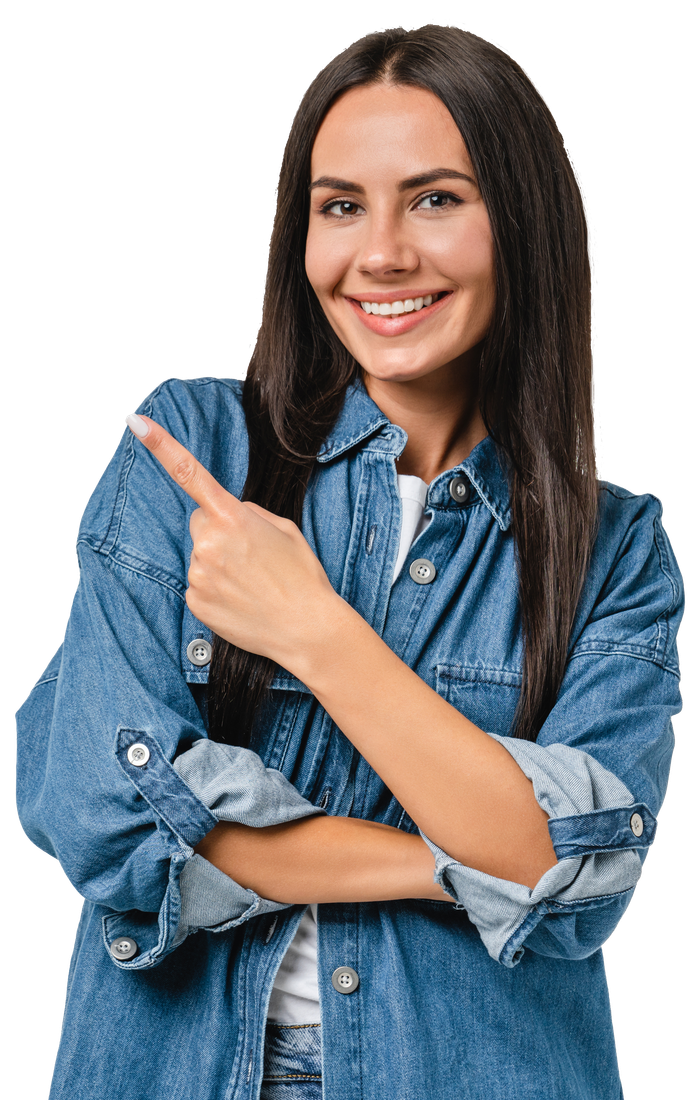 una donna che indossa una giacca di jeans punta con il dito