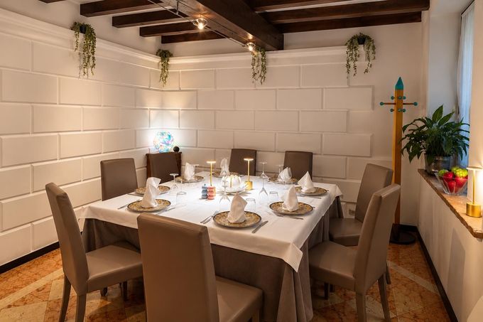 Una sala da pranzo con un lungo tavolo e sedie