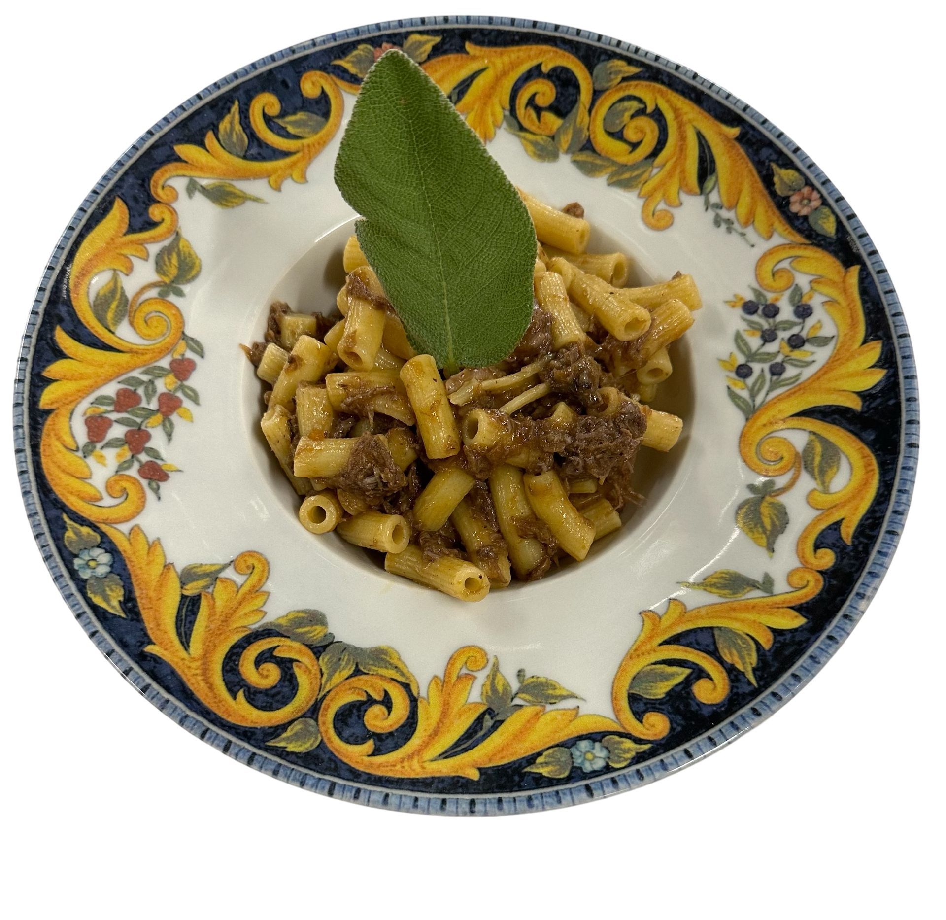 Un piatto di maccheroni e carne con una foglia verde sopra