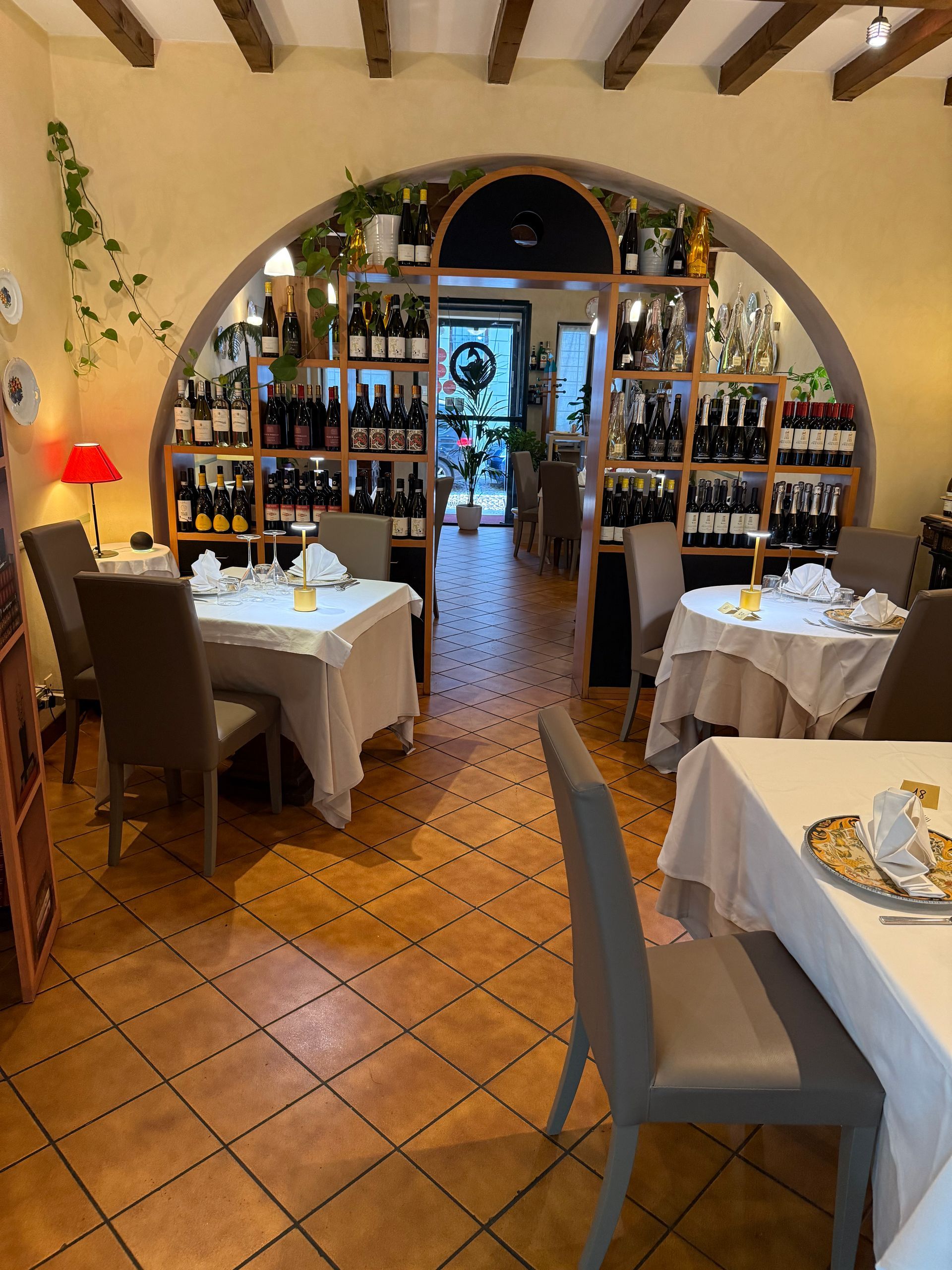 L'interno di un ristorante con tavoli e sedie