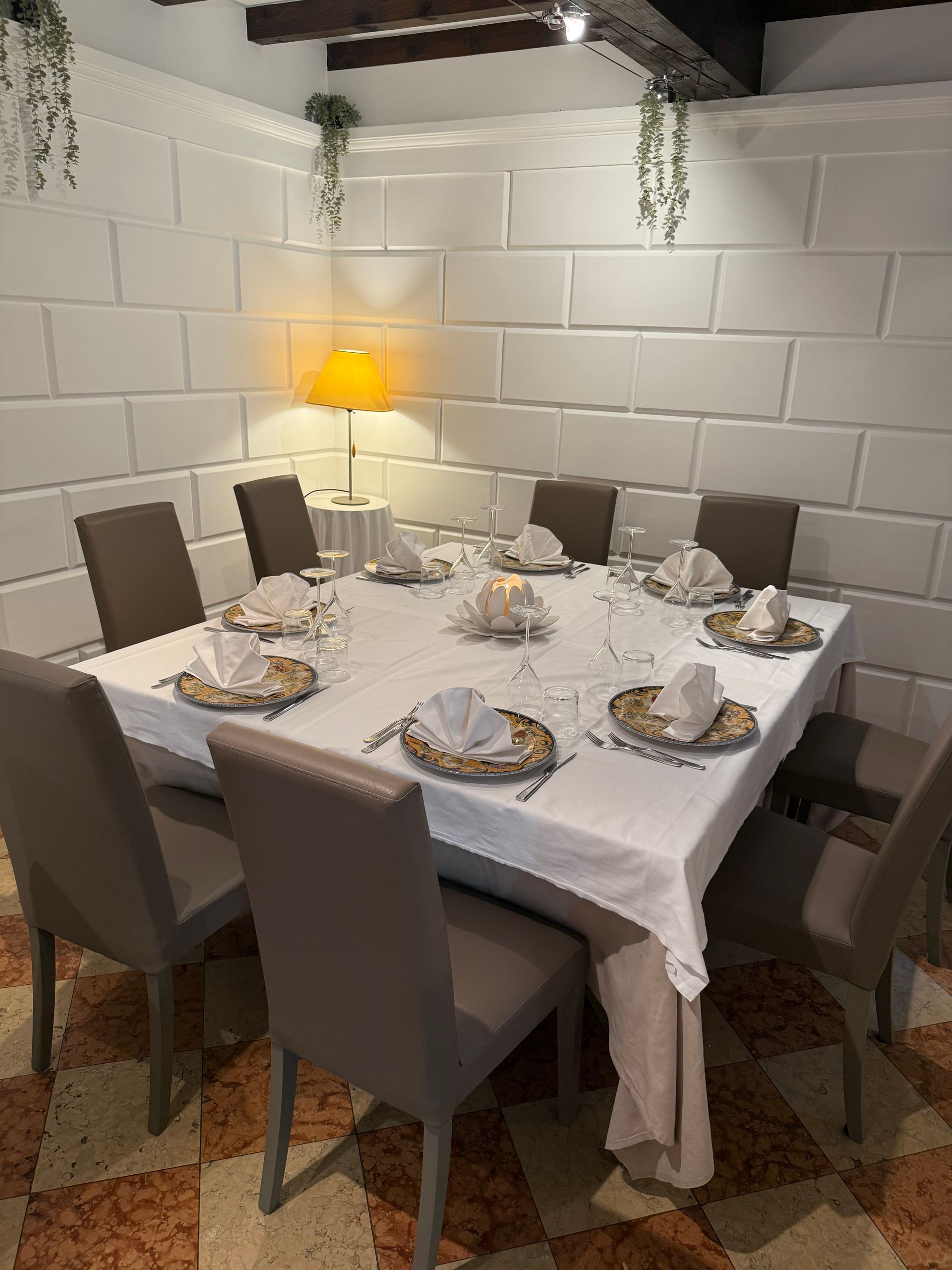 Una sala da pranzo con un lungo tavolo e sedie