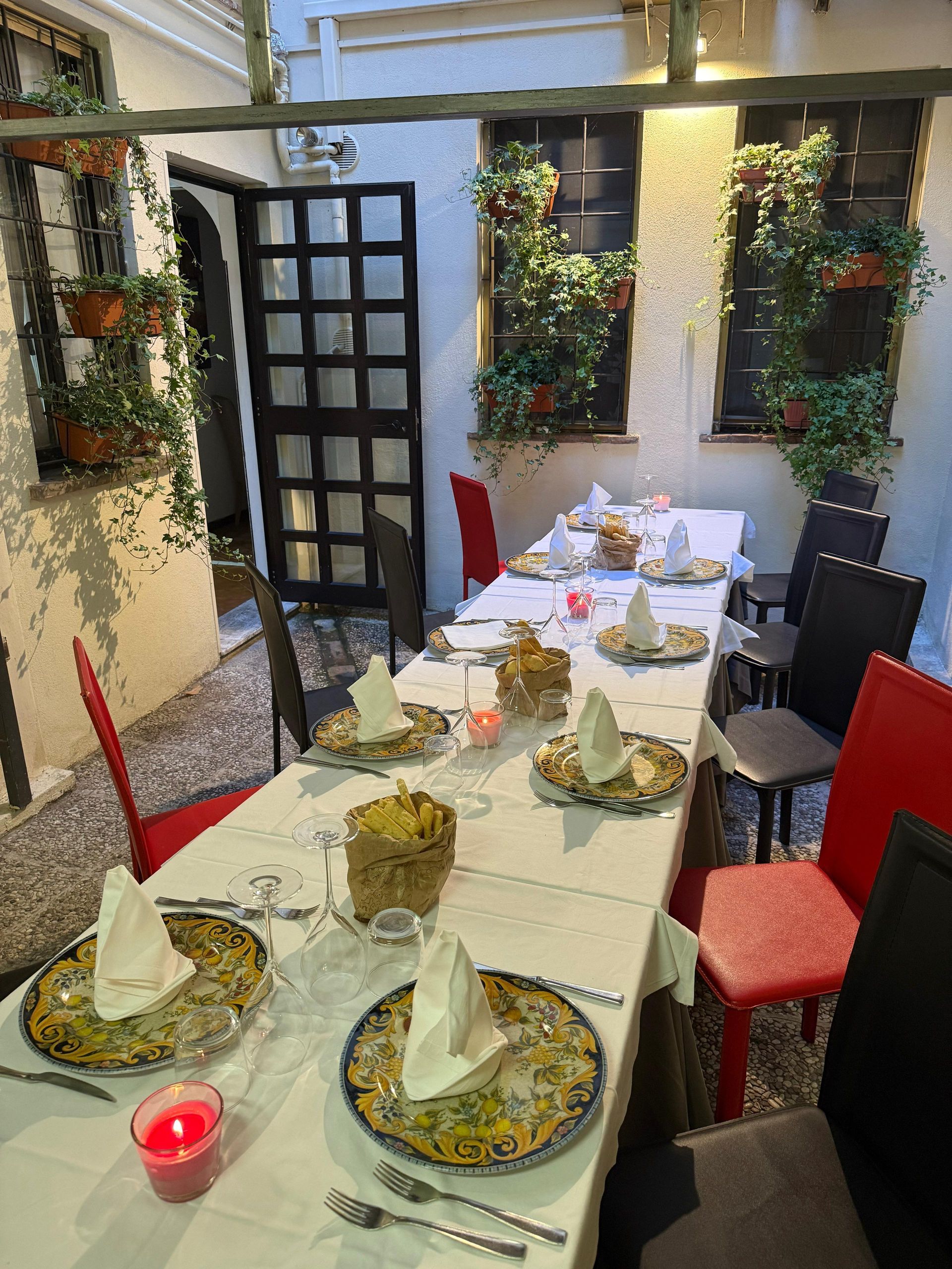 Un lungo tavolo con piatti di cibo in un ristorante.